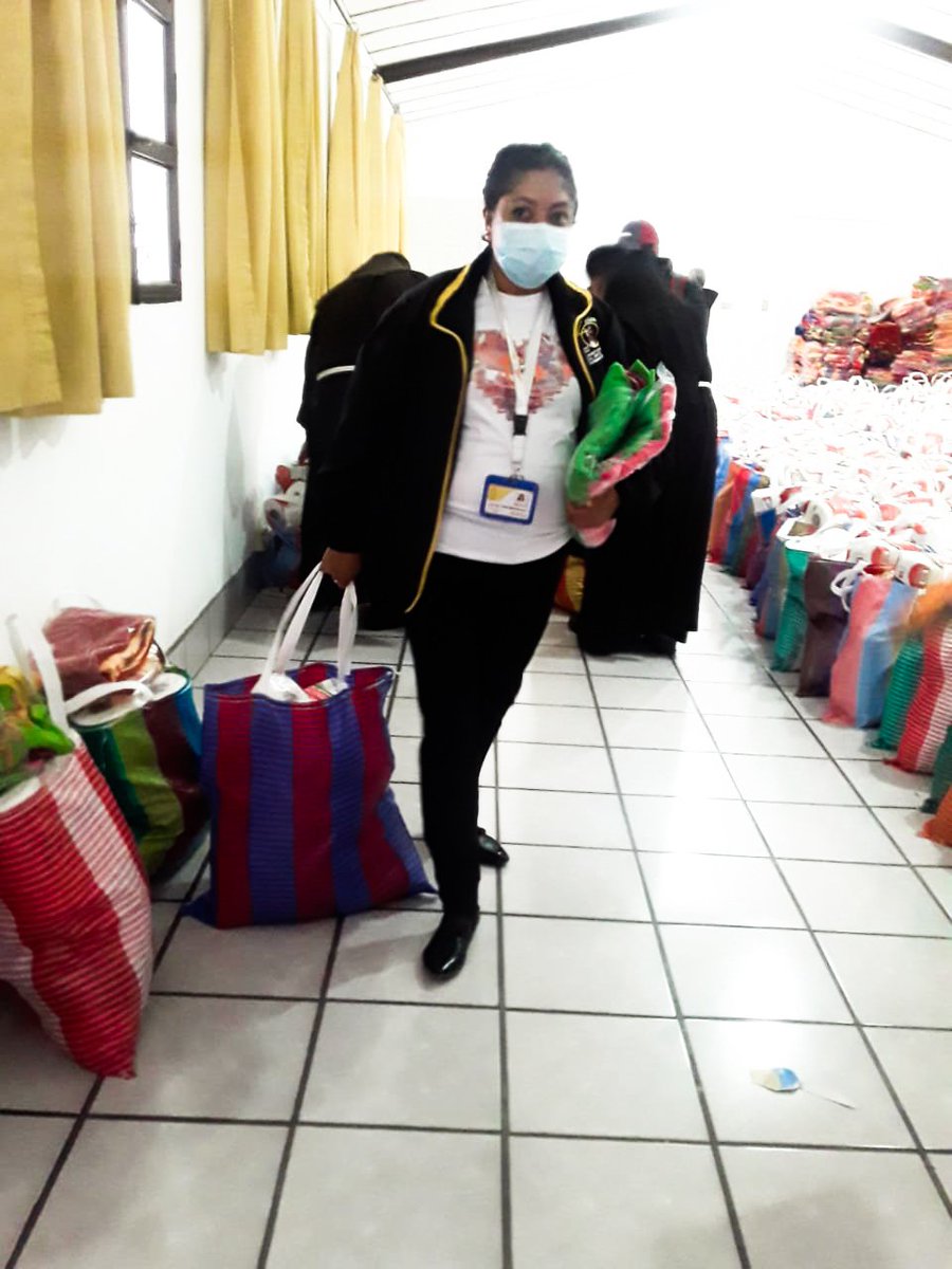 NoticiasEra's tweet photo. #AntiguaGuatemala
#OSSHP
En obras sociales del Santo Hermano Pedro entregaron bolsas navideñas a todos sus colaboradores.
Fray Jesús Gómez Director de las #OSSHP se refirió a la entrega es más de 400 canastas a los colaboradores de este centro de ayuda comunitaria. https://t.co/JGx553bPL7