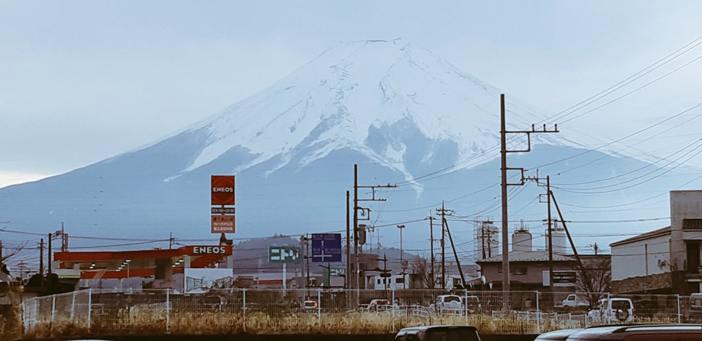 今日は富士山の麓の街、富士吉田市でお仕事でした～☺️富士山が綺麗に見えて嬉しい🍀帰る頃には富士山に笠雲が☁️オレンジ色に色付いて綺麗でした～🎶てか、笠雲の下部を見られるなんてすごいーっ😍当たり