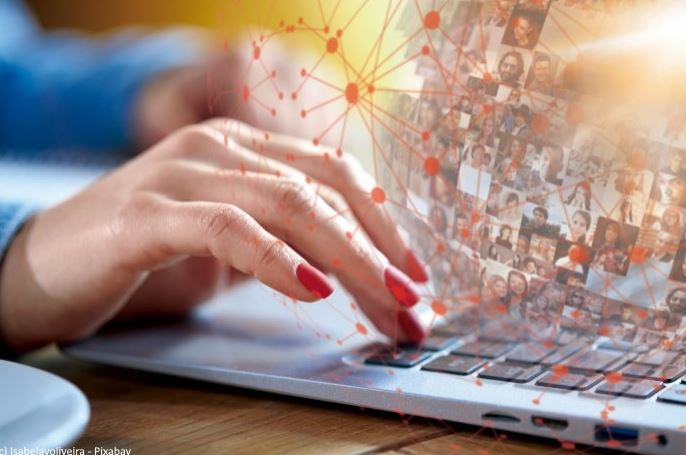 Les #DRH français partagés face à l'#IA

82% apprécient d'un côté les gains de temps procurés par l'automatisation, 43% redoutent néanmoins une déshumanisation de leur métier
cio-online.com/actualites/lir… via <a href="/CIO_France/">CIO-Online.com</a>