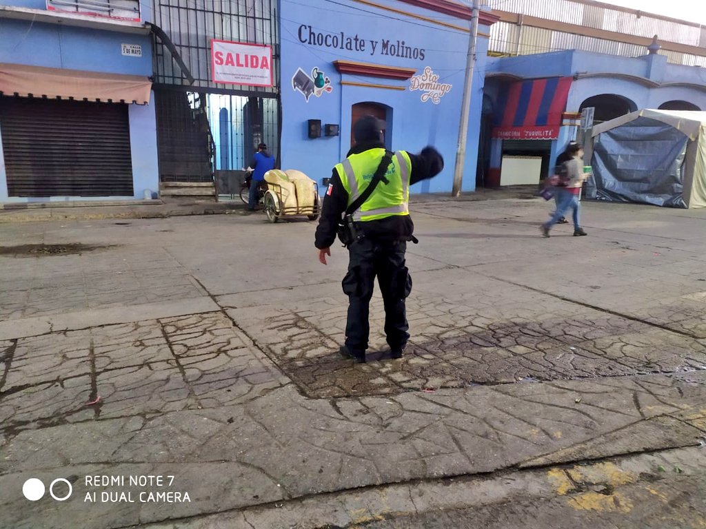 POLICIA_OCOTLAN's tweet photo. @POLICIA_OCOTLAN con el  objetivo de  brindar una  mejor movilidad, Proporcionamos seguridad vial. En calles céntricas de Ocotlán de Morelos.
@GobMpal_Ocotlan 
@SSP_GobOax 
@SESESP_GobOax 
@PolVial_GobOax
@polux100
@SIDISSP_GobOax
@DiscipuloMD https://t.co/7xAVyoVCUm
