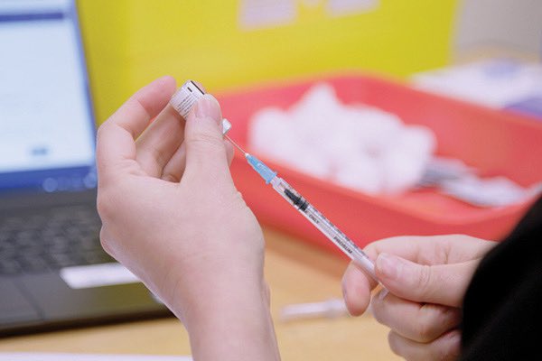 ImperialPeople's tweet photo. Help us spread the word today #imperialpeople. We’re vaccinating members of the public at SMH, CHX, HH - slots still available to book: 

https://t.co/ud983A2dZ5

https://t.co/HVJn4gHxm0

https://t.co/YICAV6Vb4F 

Please share and help our community to get boosted! 💉 #GrabAJab https://t.co/hNWdqc9NvK