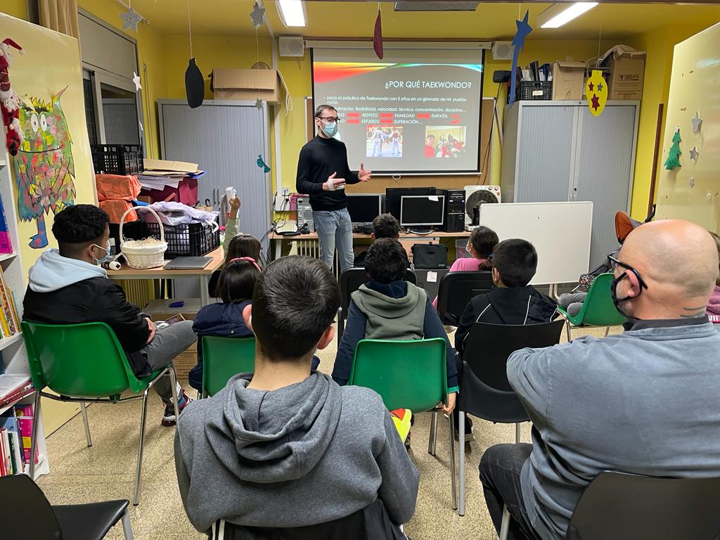 Ayer tuvimos el placer de contar con <a href="/RamonRuizTkd/">Ramon Ruiz Domènech</a> que nos visitó en la Llar Les Vinyes. Aprendimos un poco más de taekwondo y disfrutamos muchísimo. Gracias también al ayuntamiento de <a href="/Cerdanyola/">Cerdanyola</a>, a <a href="/puntinfo/">Cerdanyola .info</a> y <a href="/CerdanyolaEnJoc/">Cerdanyola En Joc</a> que también nos acompañaron 😊