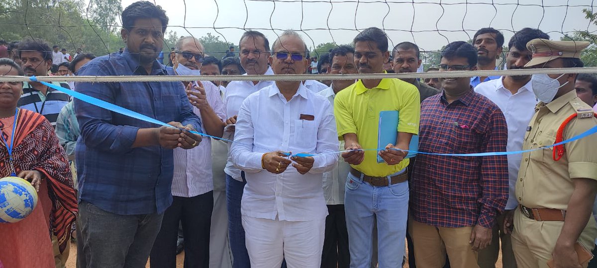 ChintalaYSRCP's tweet photo. తరిగొండ జిల్లా పరిషత్ ఉన్నత పాఠశాల నందు మండల స్థాయి లో జరుగుతున్న "AP CM CUP" ఆటల పోటీల ప్రారంభోత్సవ కార్యక్రమంలో పాల్గొన్న పీలేరు శాసనసభ్యులు శ్రీ చింతల రామచంద్రా రెడ్డి గారు.
#pilerumla #chintalaramachandrareddy #CMYSJagan #pileru #APCMCUP #YSRCP #PeddireddyMidhunreddy https://t.co/8oJnxcNRpc