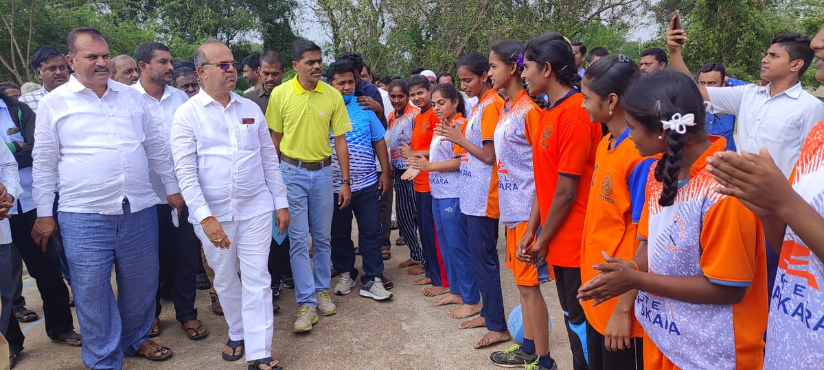 ChintalaYSRCP's tweet photo. తరిగొండ జిల్లా పరిషత్ ఉన్నత పాఠశాల నందు మండల స్థాయి లో జరుగుతున్న "AP CM CUP" ఆటల పోటీల ప్రారంభోత్సవ కార్యక్రమంలో పాల్గొన్న పీలేరు శాసనసభ్యులు శ్రీ చింతల రామచంద్రా రెడ్డి గారు.
#pilerumla #chintalaramachandrareddy #CMYSJagan #pileru #APCMCUP #YSRCP #PeddireddyMidhunreddy https://t.co/8oJnxcNRpc
