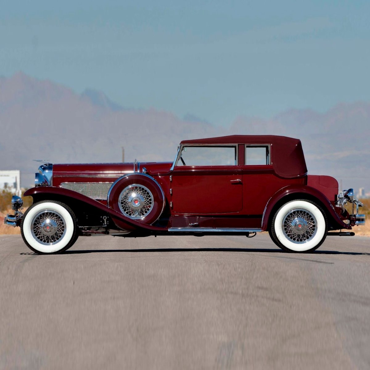 choosethemoon's tweet photo. 1930 - Duesenberg Model J Berline
One of the amazing clasdic cars at the Auburn auction.
This is among the most beautiful and historically important Duesenbergs, with a elegant, technically advanced bodywork!
@choosethemoon
#choosethemoon #duesenbergmodelj
https://t.co/saOKDvaJnz https://t.co/hNAc2mPoS6