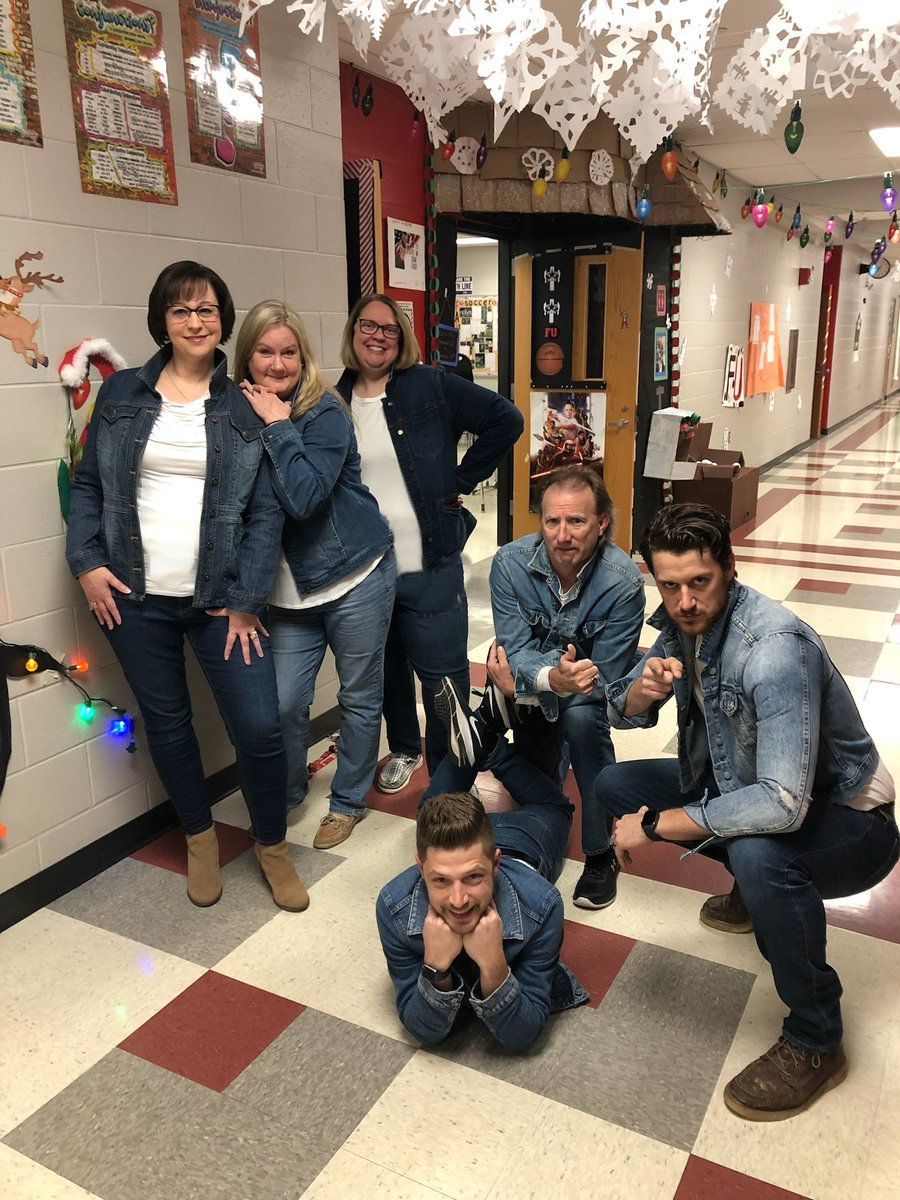 WilsonKristy0's tweet image. Your "Upstairs B-wing Family"
@MrPerdewELA @MrAlfordFUHS @carolinetoler1 #FUHSFamilyPhotoDay