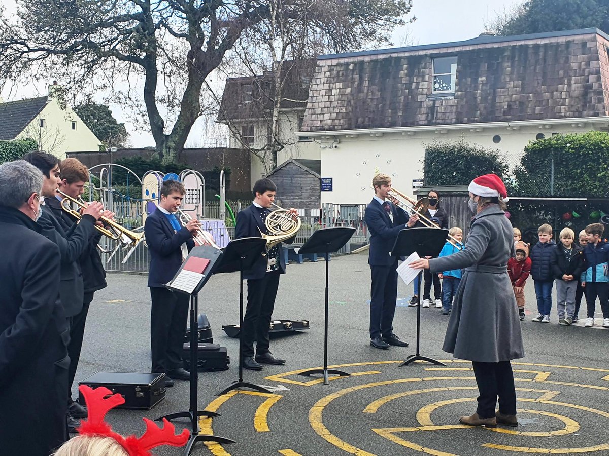 Eliz_Coll's tweet photo. Christmas Carols performed by the EC Brass Band for the Pre-School and Junior School this morning, was a wonderful experience for the children!
Thank you to the students and Ms Wilcocks for a fabulous, festive treat on what is ‘Christmas Party’ day at ECJS.
#Two2Eighteen https://t.co/09HDVhRA2y