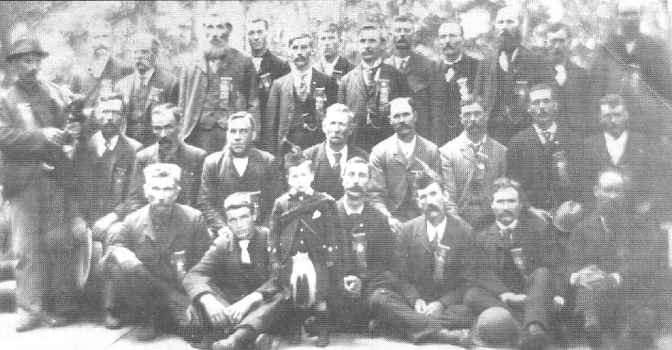 PPBSO's tweet photo. Throwing back to The Sons of Scotland, Canada's oldest Civilian Pipe Band which was founded in 1896!
#ThrowbackThursday #tbt #pipebandsontario #ppbso #pipebandlife #bagpipes #HighlandDrumming https://t.co/SbCmy4Uw6W