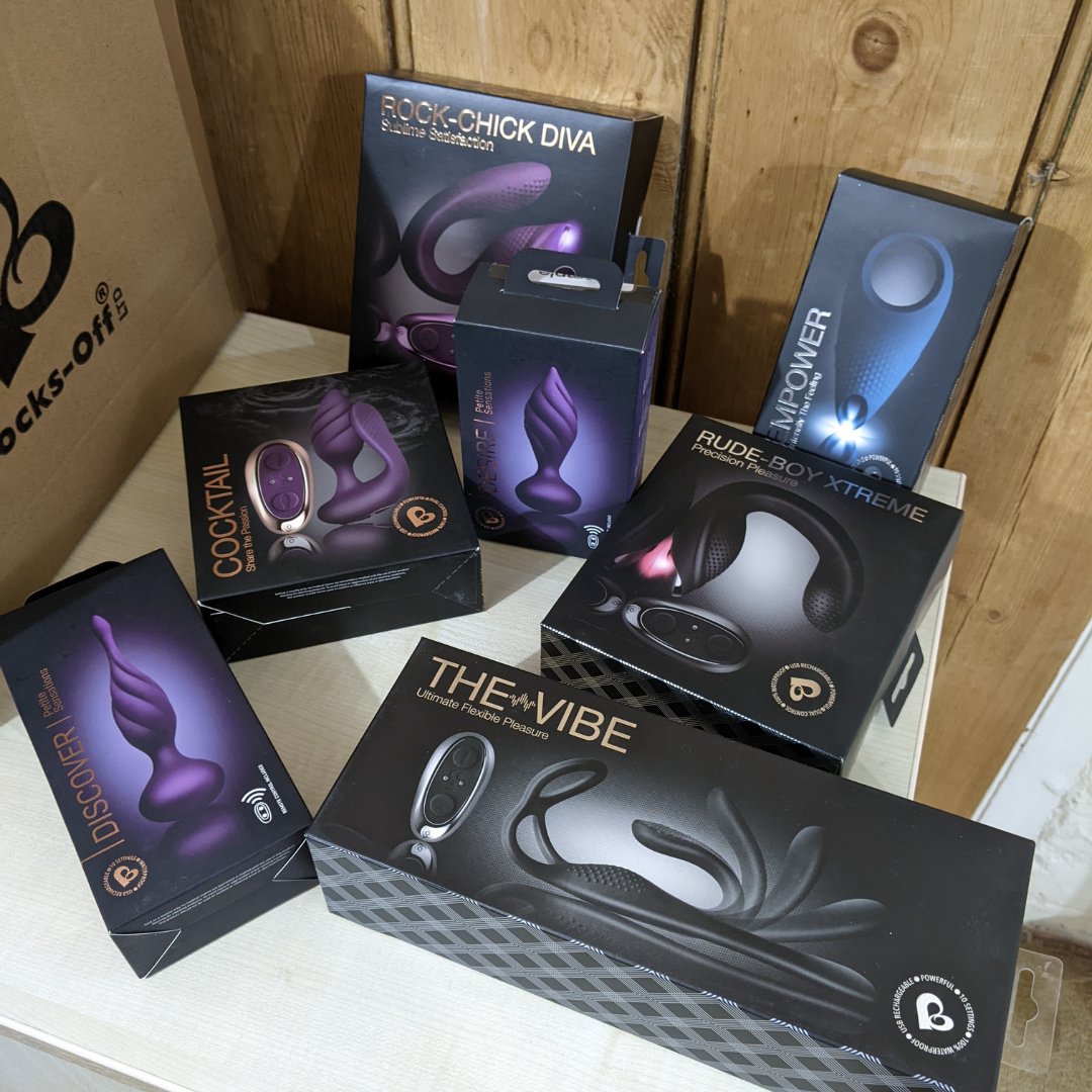 jodivineuk's tweet photo. We always love getting deliveries. This box of goodies is going to keep us busy over the festive season! Thank you, @rocksoffltd :) https://t.co/OZ4GdRsoNN