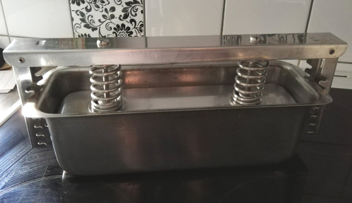 HegeKrHult's tweet photo. Så gjør vi så når vi presser vår rull, presser vår rull, presser vår rull, så gjør vi så når vi pressee vår rull, tidlig en torsdags ettermiddag 😁
#lammerull #julemat #tradisjon #juletradisjoner https://t.co/9Nhvu5987H