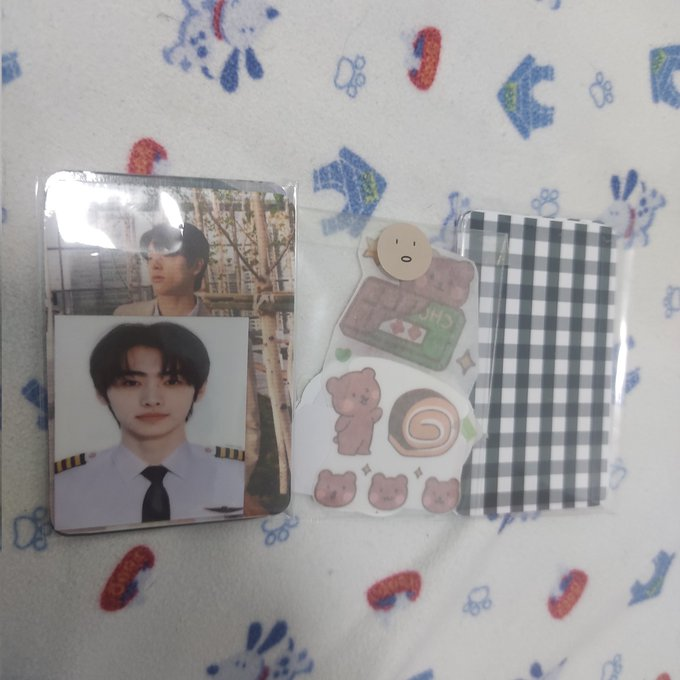 facetheshua's tweet photo. ꒰ #mailsforcin ꒱
╰┈➤ from @PSHSJYCART
finally a hee hoodie haver today, along hoon holos! 😭 tysm for the very nice packaging and lots of freebies~ it was a smooth transaction ^^
#PSHSJYCART_Feedbacks https://t.co/voWzFkfnsN