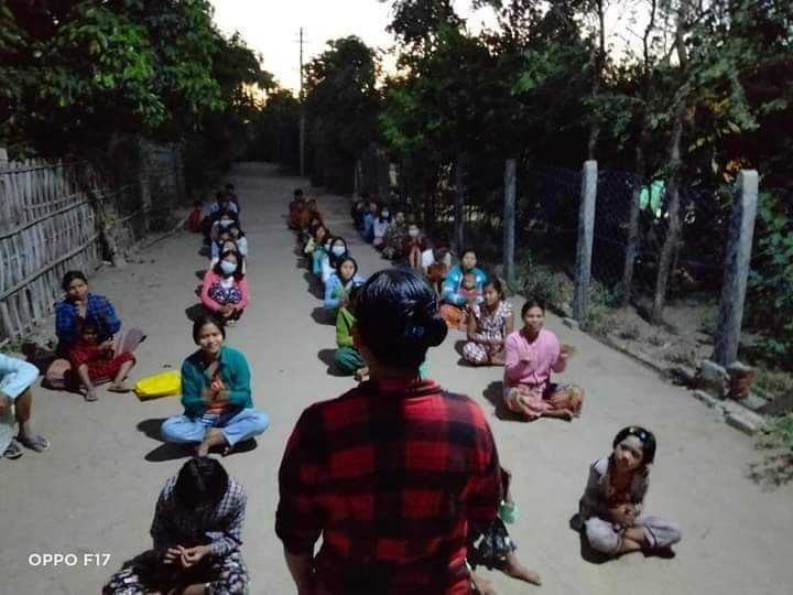 Marching anti-coup strike by a boycott of a village in the eastern part of Yinmarpin.

#Cambodia_RejectTerrorists  
#WhatsHappeningInMyanmar
#Dec16Coup.