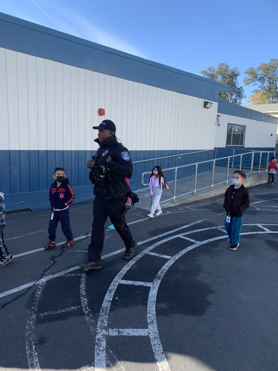 TripleCrownEl's tweet photo. Thank you @VVUSDPDOfficer5 for joining our kinders as they ran laps for 100 mile Club! What a great way to motivate our Colts! #VVcommit2fit #BeEpicColts @mrs_seagrave @ValVerdeUSD https://t.co/VtwWm1ZjGZ