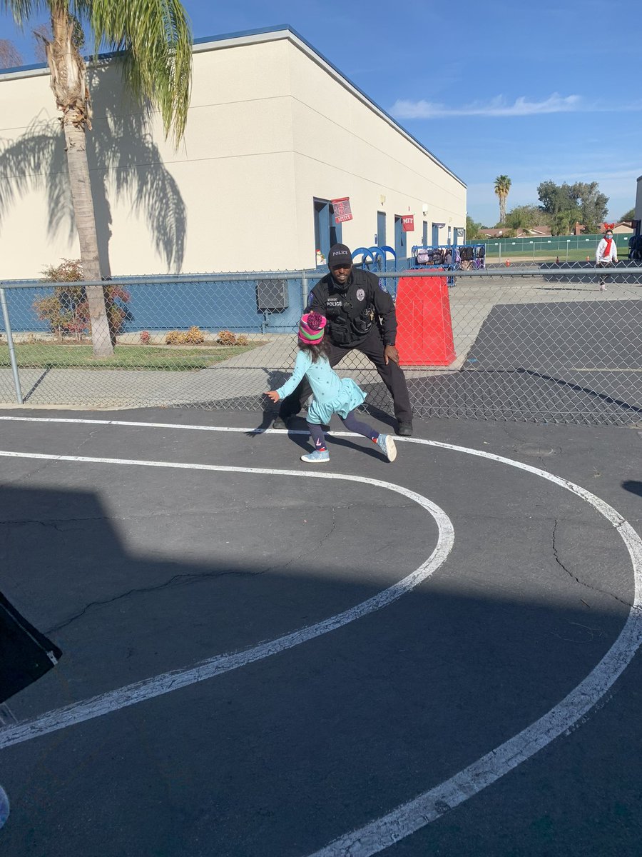 TripleCrownEl's tweet photo. Thank you @VVUSDPDOfficer5 for joining our kinders as they ran laps for 100 mile Club! What a great way to motivate our Colts! #VVcommit2fit #BeEpicColts @mrs_seagrave @ValVerdeUSD https://t.co/VtwWm1ZjGZ