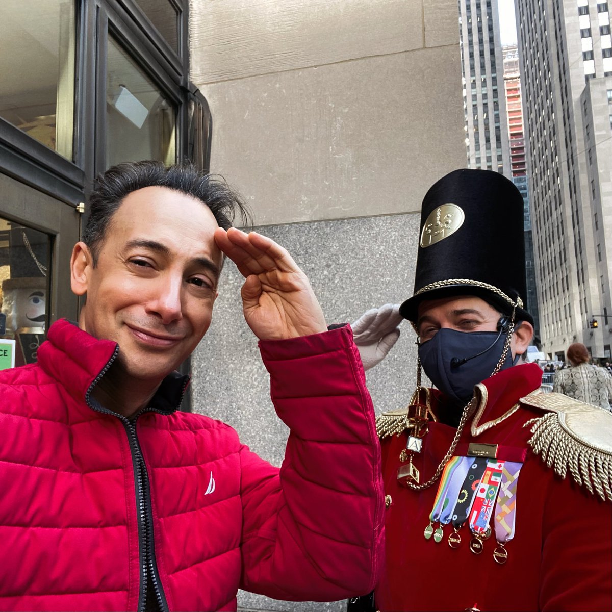 KeyesCarlos's tweet image. Caught a salute with the wooden soldier of FAO Schwartz. Love Christmas time ❤️🎄😁
.⁣
.⁣
.⁣
.⁣
.⁣
#christmas #christmas2021 #christmas2020 #carloskeyes #christmascheer #christmascountdown #christmasday #christmasdecor #christmasdecorating #christmasdecoration