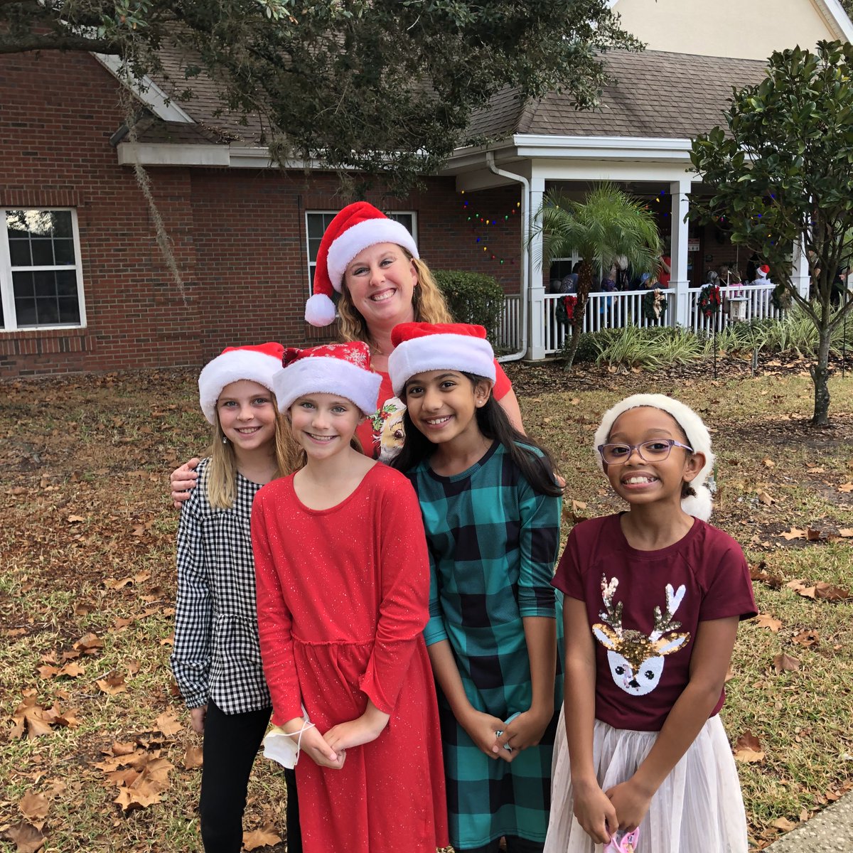 CarillonElem's tweet photo. Our K-Kids went caroling at Savannah Court to spread some holiday cheer. Great job comets!🥳 #carilloncomets #carillonstrong https://t.co/EbLyoHjsMa