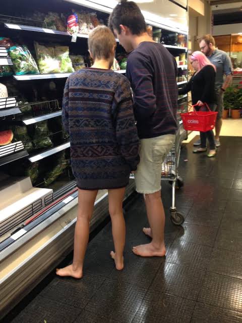 en_australia's tweet photo. Los Aussies van descalzos por la vida https://t.co/WhRM06q4fH