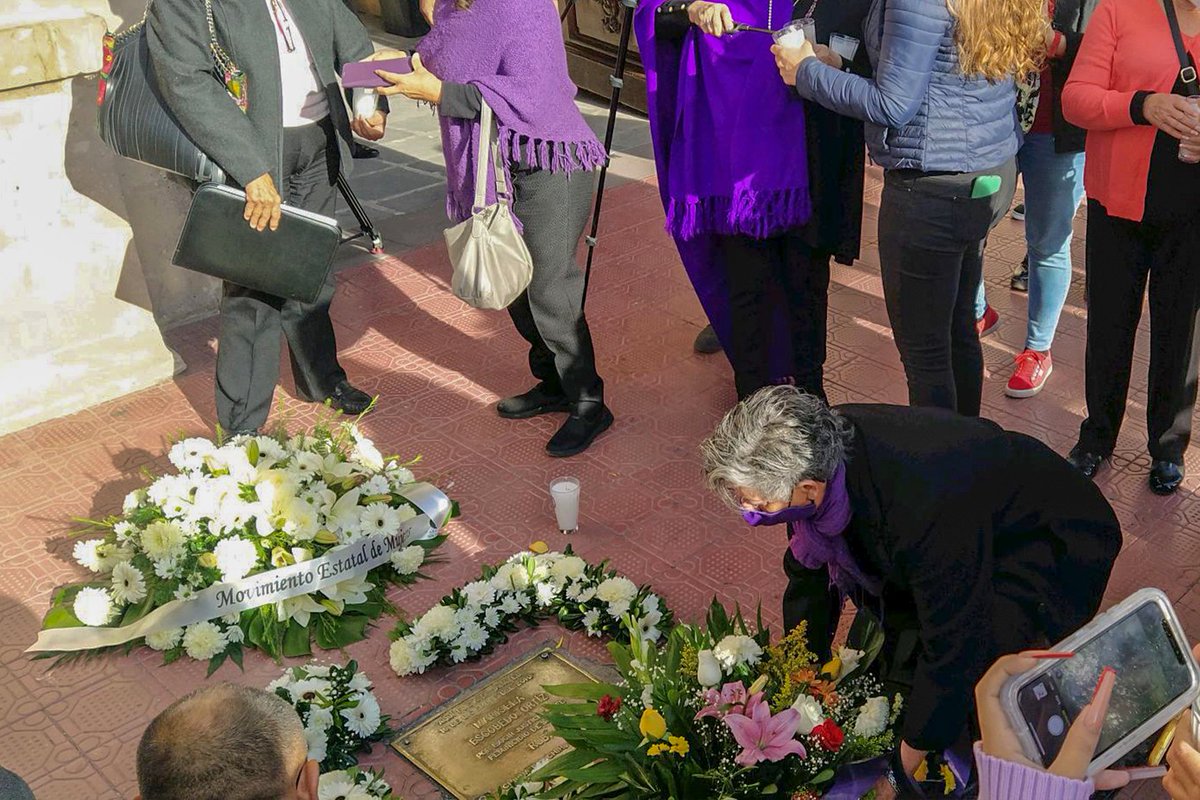 PBI_Mexico's tweet image. 📢A 11 años del asesinato de #MaricelaEscobedo, mujeres y organizaciones se reúnen alrededor de la #CruzDeClavos en #Chihuahua para &quot;honrar la lucha de Marisela y la de todas la madres que buscan justicia en este país&quot;🕯️

📑Lee el #comunicado 👇🏾

cedehm.org.mx/es/2021/12/16/…