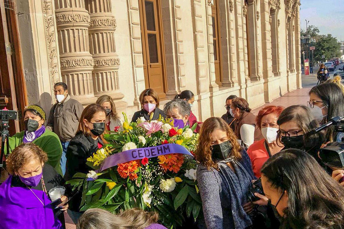 PBI_Mexico's tweet image. 📢A 11 años del asesinato de #MaricelaEscobedo, mujeres y organizaciones se reúnen alrededor de la #CruzDeClavos en #Chihuahua para &quot;honrar la lucha de Marisela y la de todas la madres que buscan justicia en este país&quot;🕯️

📑Lee el #comunicado 👇🏾

cedehm.org.mx/es/2021/12/16/…