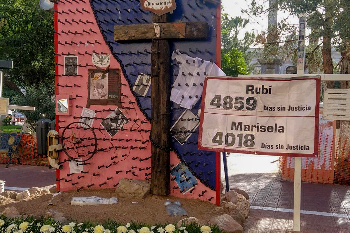 PBI_Mexico's tweet image. 📢A 11 años del asesinato de #MaricelaEscobedo, mujeres y organizaciones se reúnen alrededor de la #CruzDeClavos en #Chihuahua para &quot;honrar la lucha de Marisela y la de todas la madres que buscan justicia en este país&quot;🕯️

📑Lee el #comunicado 👇🏾

cedehm.org.mx/es/2021/12/16/…