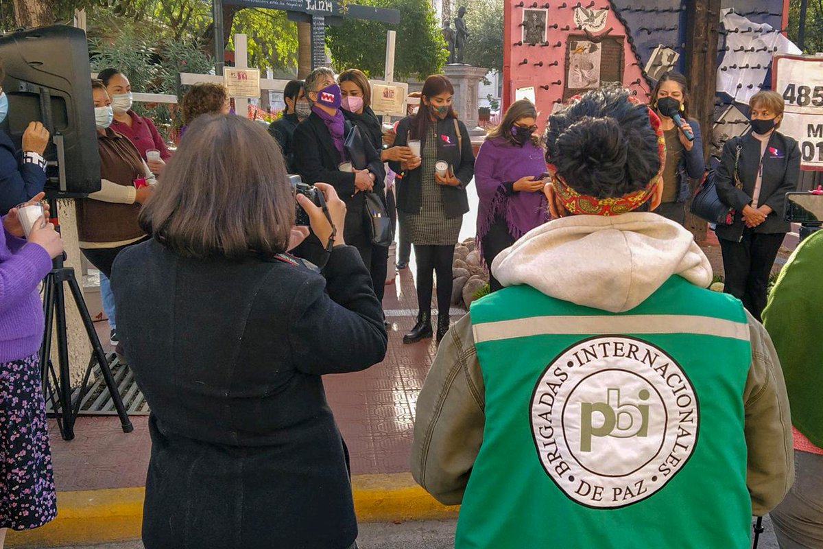 PBI_Mexico's tweet image. 📢A 11 años del asesinato de #MaricelaEscobedo, mujeres y organizaciones se reúnen alrededor de la #CruzDeClavos en #Chihuahua para &quot;honrar la lucha de Marisela y la de todas la madres que buscan justicia en este país&quot;🕯️

📑Lee el #comunicado 👇🏾

cedehm.org.mx/es/2021/12/16/…