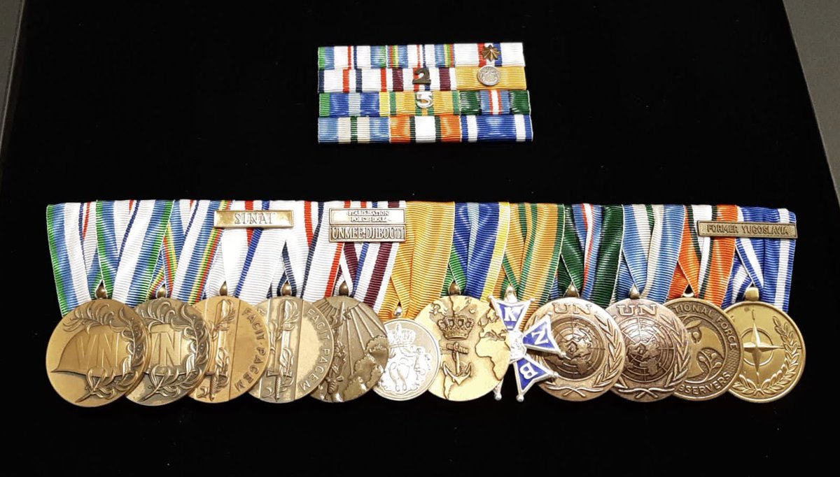 VoortmanO's tweet photo. (Militaire) onderscheidingen zijn grofweg op te delen in twee vormen; een medaille of een kruis. De medaille is een ronde onderscheiding, het kruis kent veelal vier of vijf armen. Beide worden volgens een protocol gerangschikt en opgemaakt. https://t.co/mJh4yMfsOi