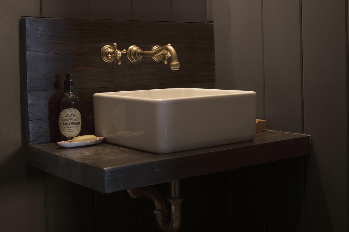 Don’t be afraid to explore deep color in even the smaller spaces. Make things cozy with Smoked Oyster 2109-40. Contact us when you’re ready to plan your next paint project. #benjaminmoore #benjaminmoorecolors