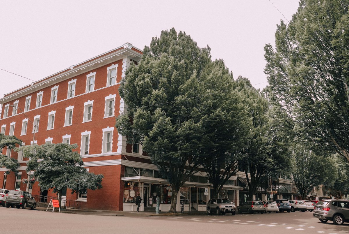centralwcu's tweet photo. This holiday season shop local!

For those who still haven't started or are just beginning their holiday shopping, consider shopping local. Local stores provides a nice alternative and it allows money to stay within the community. 

Build better holidays together! https://t.co/OWy9U6xl2P
