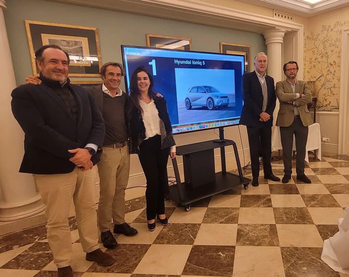 El #Hyundai #IONIQ5 gana el premio del #cochedelaño de los lectores de <a href="/NeoMotor/">Neomotor</a> convirtiéndose en el primer modelo 100% eléctrico en conseguirlo. Gracias a los lectores que han votado para conseguirlo!!!
<a href="/PrensaIberica/">Prensa Ibérica</a> <a href="/HyundaiEsp/">Hyundai España</a> #sostenibilidad #zeroemissions #poweryourworld