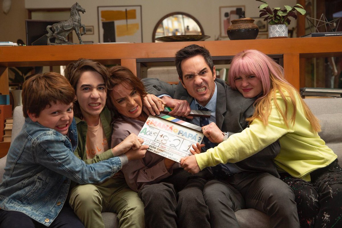 adrianruizv's tweet photo. Inicia rodaje de #MamaOPapa , la primera comedia de @ErContreras y es protagonizada por Silvia Navarro y @MauOchmann, en ella ambos lucharán por la custodia de los hijos que tuvieron durante su matrimonio, ambos son competitivos y acaban de ser promovidos en sus empleos https://t.co/OPPRx0l0RB