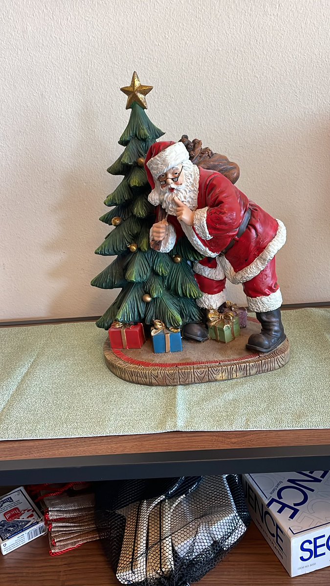 BillyRayTweets's tweet photo. #CrossCountryBill has made it to Baton Rouge, LA. 

Cousin Lindawg went crazy with the Christmas flair in the new crib. 

I will say tho. Not to burst your bubble @linds_crow, but It’s def not gonna snow. https://t.co/JZnsk8CG2S