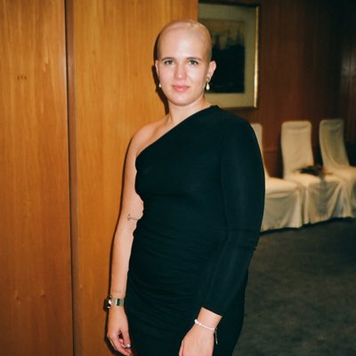 RocioGalanD's tweet photo. THANK you @jakehimself____ for my new bald  #NewProfilePic https://t.co/s8MATOG5Rb