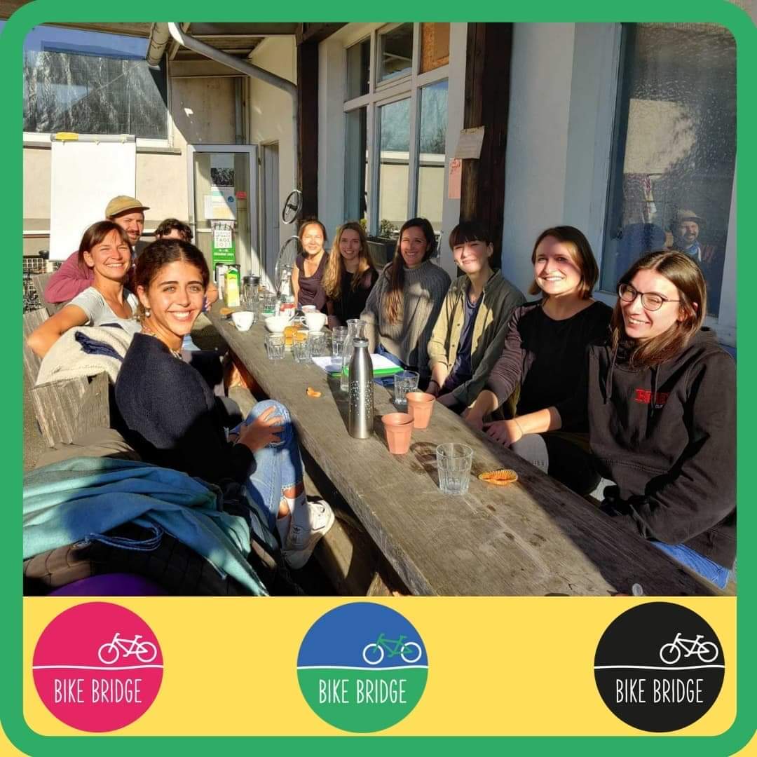 bike_bridge's tweet photo. Das Bike Bridge Team ist dieses Jahr wieder gewachsen und zudem hatten wir dieses Jahr 6 wirklich großartige Praktikantinnen in Freiburg & Frankfurt! 👏🏾🚴🏽♀️🚴♀️ Ein großes Dankeschön für Euren Einsatz!!
💚🙏🏼👍
#BikeBridge
#Teamzeit
#BikeandBelong
#RadelnOhneAlter
#BikeCafé https://t.co/jELb1s6vx3