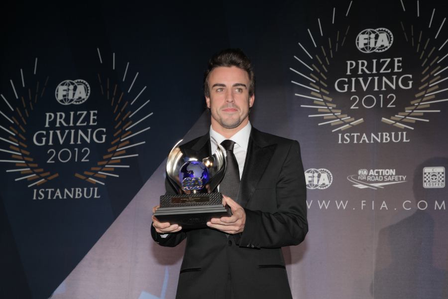 elmejordelresto's tweet photo. La temporada 2012 lo tuvo a Alonso perdiendo el título por 3 puntos y terminando el último GP bajo SC quitándole todas las chances de buscar la victoria y el posible campeonato...y aún así fue a la ceremonia y puso la cara.

#F1 #FIAPrizeGiving2021 https://t.co/xSkVCeFc3d