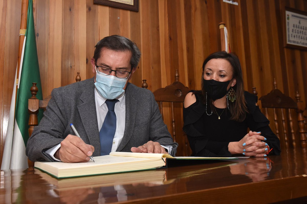 En Cuevas del Campo (Granada), junto a su alcaldesa Carmen Rocío, concejales del gobierno municipal y el diputado de Obras Públicas. Vuelvo sorprendido del dinamismo de este ayuntamiento en la mejora de equipamientos e infraestructuras municipales. ¡Buen trabajo alcaldesa!
