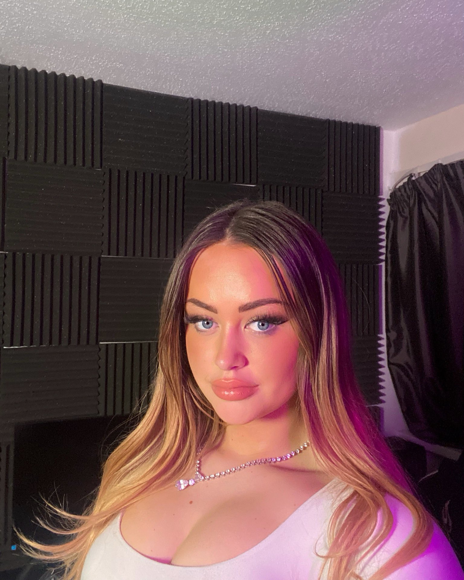 Laura Bianca 🦋 on X: Dont look at the caption, look at me 💘 cargirl  selfie t.couk4KeoJ4at  X