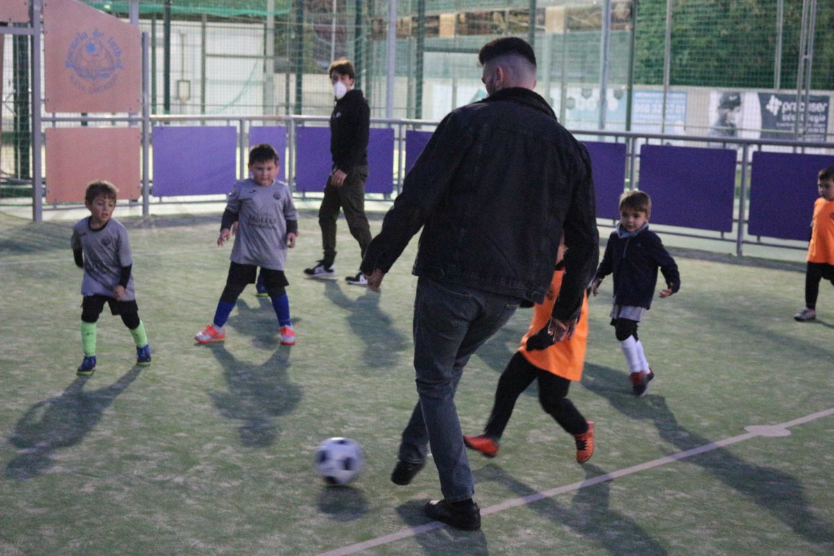 FCCartagena_efs's tweet photo. 📸 Delmás y Pablo Vázquez han visitado esta tarde a los alumnos de la escuela @NCartagenaFC

😀¡Gracias a todos! ¡Nos vemos en el Cartagonova! #vamosCartagena https://t.co/ERIC0wRqZk
