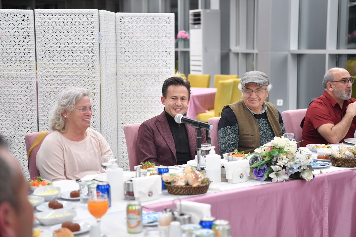 drsadiyazici's tweet photo. Tuzla Gençlik ve Kültür Festivalimizde icra ettikleri eserleriyle ziyaretçilerimizi ağırlayan kıymetli sanat ve zanaat emekçilerimizle akşam yemeğinde bir araya geldik. Kadim kültürümüze kattıkları için her birine çok teşekkür ediyorum. https://t.co/GovO3rabQN