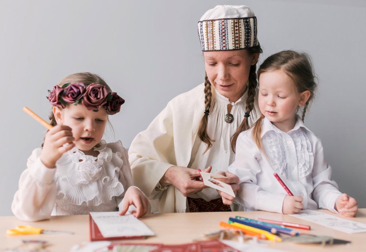 Little ones can delve into Latvian 🇱🇻 history while making beautiful paper dolls during Daina’s Workshop. bit.ly/3p0CLsn #Glomado #PaperDolls