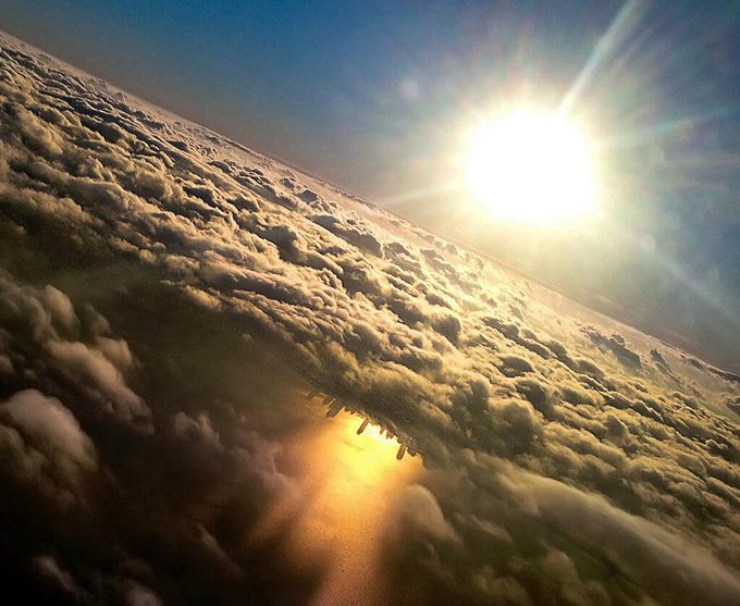 This otherwordly view is not a city in the clouds: it's Chicago reflected in Lake Michigan captured by photographer Mark Hersch in 2014 on an airplane on approach to Chicago's O'Hare International Airport [source, read more: buff.ly/2Kirxs1]