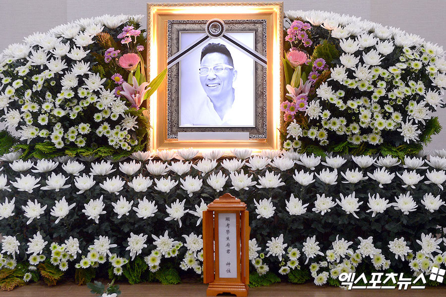 soompi's tweet photo. Comedian Kim Chul Min Passes Away After Battle With Cancer
https://t.co/4zdgd1fzBL https://t.co/xL58M8hs15