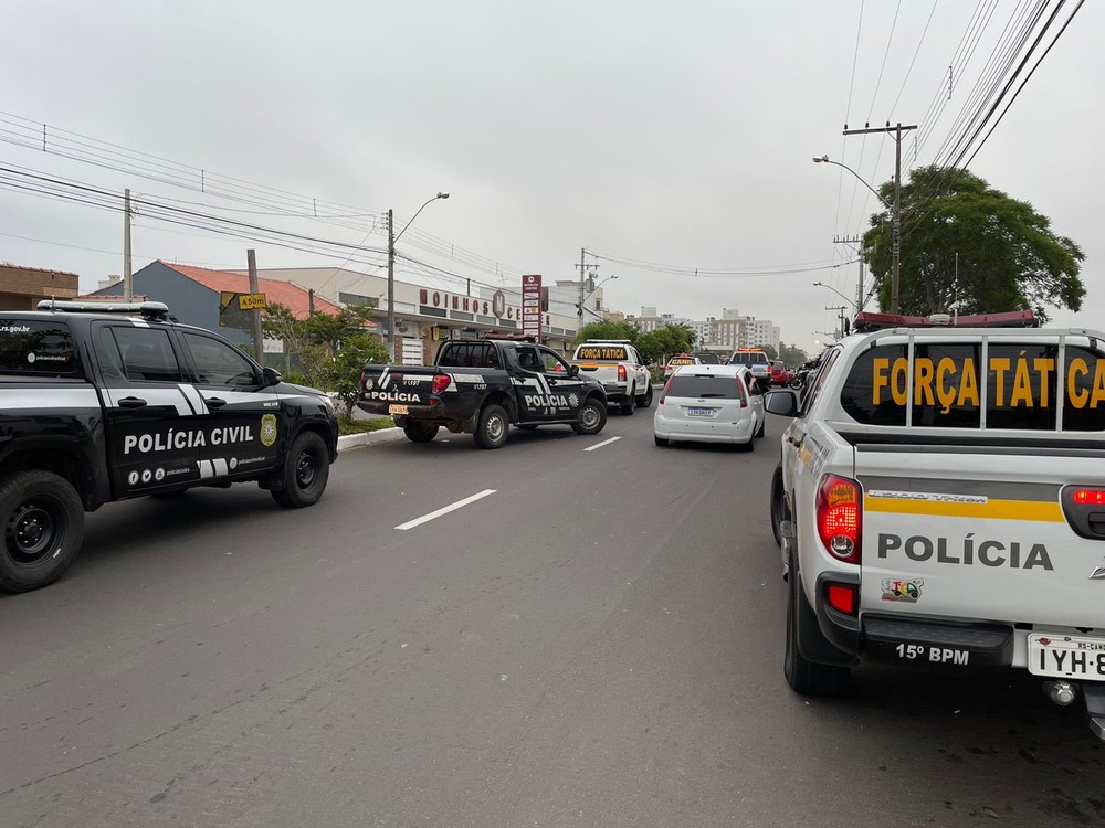 g1rs's tweet photo. Presos quatro suspeitos de integrar esquema de tele-entrega de drogas em Nova Santa Rita https://t.co/U3NdmeJFMf #g1RS https://t.co/LHgCNltlyD