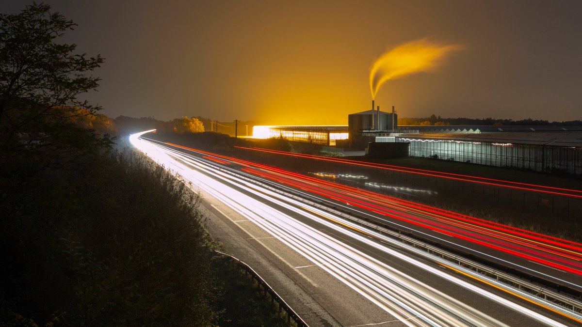 Sur la route de Rennes, le trafic nocturne fait couler une rivière de couleurs.