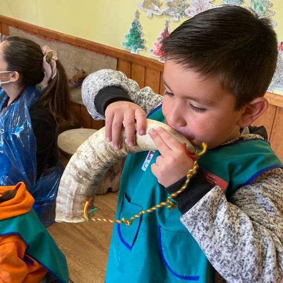 ✈️ Segundo día recorriendo <a href="/JUNJI_Araucania/">JUNJI Araucanía</a>! Nuestra vice <a href="/adrianagaetes/">Adriana Gaete Somarriva</a> inició la jornada visitando el jardín infantil CECI "We Kimun", de Santa María de Llaima. Felices de ver cómo niñas y niños son totales protagonistas de sus aprendizajes 🥰📚  #LaEducaciónComienzaAquí