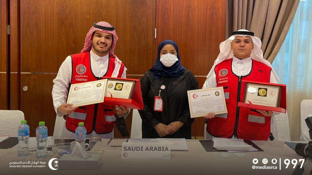 SrcaVolunteer's tweet image. @mediasrca تشارك في الملتقى الخليجي للعمل التطوعي (إنسان عطاء) والأمانة العامة في مجلس التعاون لدول الخليج العربية وجمعية الهلال الأحمر البحريني يكرمان متطوعي هيئة #الهلال_الأحمر_السعودي الذين تفانوا بـ #العمل_التطوعي خلال #جائحة_كورونا