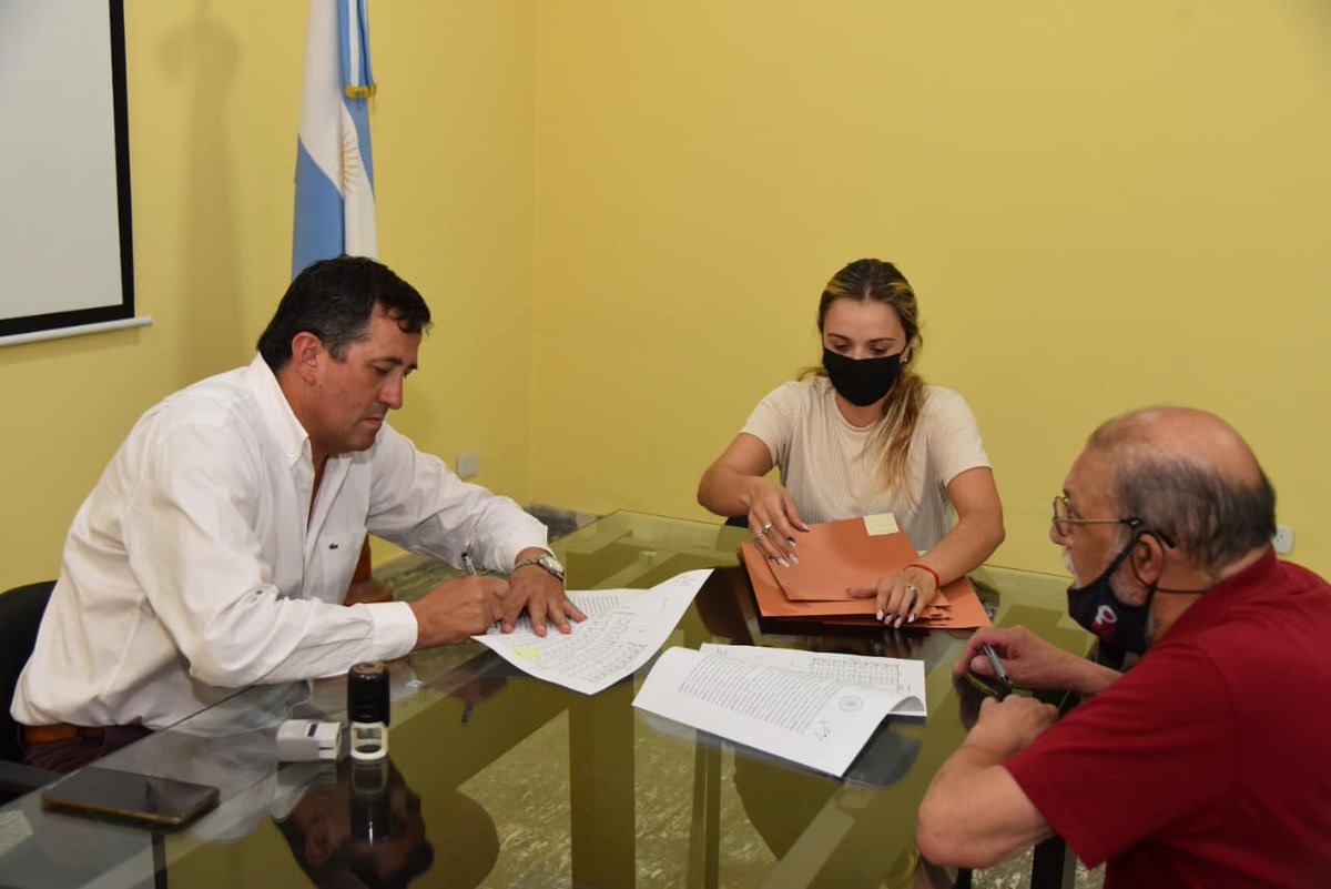 El Gobierno Municipal de Villa Concepción del Tío realizó la firma de boletos de compra-venta de lotes municipales. Entrevistamos al intendente David Mercado González y al asesor legal del municipio Luciano Gerbaudo:youtube.com/watch?v=MoEQJW

duotv.com.ar/firmaron-bolet…