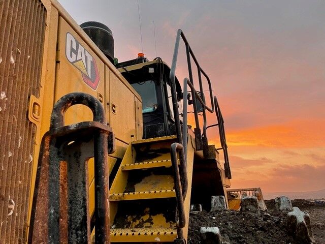 FinningNews's tweet photo. A massive thanks to one of the #FinningFamily, Simon Ellis, who took these amazing sunrise snaps while servicing a Cat® 836K at its home on a landfill in Falkirk, #Scotland. #ScottishPride #Sunrise #FinningSnaps https://t.co/6HNhZKAeuc