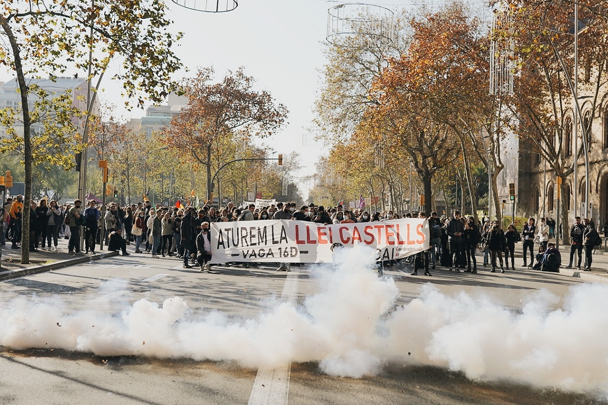 naciodigital's tweet photo. Un miler de persones han recorregut els carrers de Barcelona en una vaga convocada pel @SEPC_nacional 

📸 @fredericesteve3
https://t.co/C4Vb8uTf2W https://t.co/gLCk4T9gvk