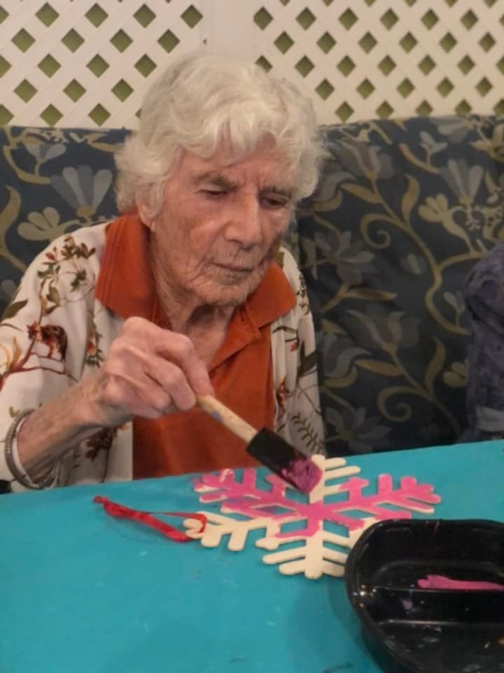 AllSeniorsCare's tweet photo. Oh let snow! Let it snow! Let it snow! ❄️ ⛄ Our Crafty bunch on the memory care floors enjoyed painting their own snowflakes ❄️ ❄️ look 👀 how beautiful they turned out ✨ ❤️
#BeaconHeights #AllSeniorsCare https://t.co/IpsfXTt3eG