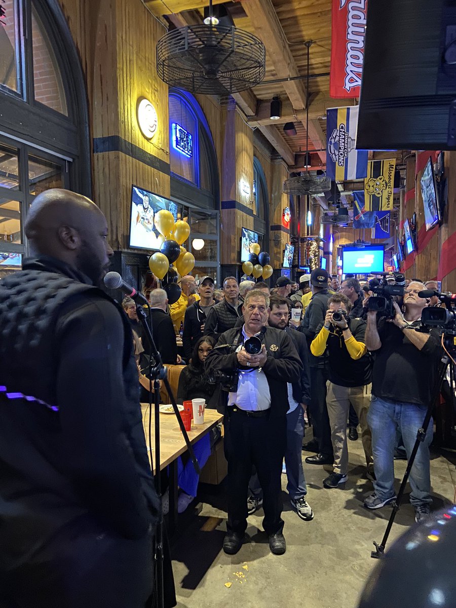 brad__loos's tweet photo. What a night!  Thank you to everyone in StL that came out to help celebrate this incredible recruiting class. The future is bright! #LouToTheZOU #MIZ https://t.co/l5dBqpxEyg